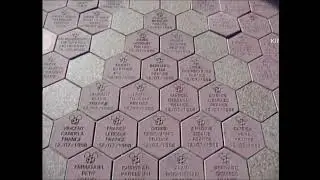 Disneyland Paris- Mondial 1998 : Les dalles souvenirs de l'&eacute;quipe de France . Disney bricks soccer