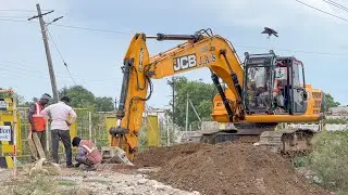 JCB JS215 Excavator How to Bucket and Breaker Change Time Save Quick Coupler Benefits | jcb video