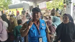 Wali nagari Pasia Laweh Zul Arfin Dt Parpatiah memberikan bantuan sembako kepada masyarakat 