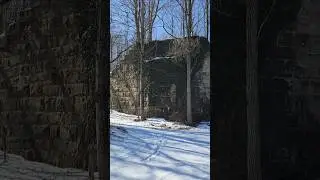 Это была опора железнодорожной эстакады или погрузочная станция для поездов?