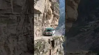 Risky bus ride on a hilly road in Himachal Pradesh 🚌😨 #hrtc #feedshorts #viralshorts #dangerous