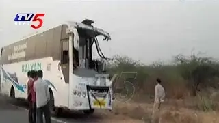 1 Dead, 3 Injured In Private Travels Bus Accident | Nalgonda | TV5 News