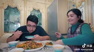 【抖音新疆】喀什浓眉哥今天老婆做了干煸炒面，真的值五颗星！超好吃！看看怎么做的？#美食制作 #新疆美食 #夫妻日常 #vlog美食记 #新疆
