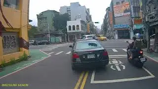 2628-UN 行經交岔路口未達中心處，佔用來車道搶先左轉。