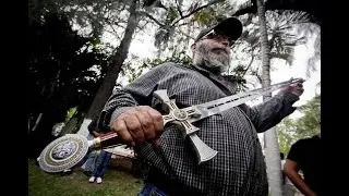 Autodefensas quitan espada medieval a l&iacute;der Templario
