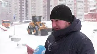 В Новосибирске в усиленном режиме чистят дворы, крыши и вывозят снег. Как справляются?