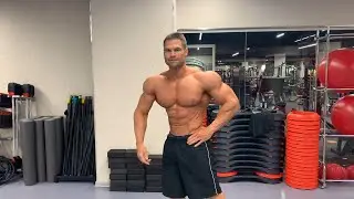 Денис Гусев. Позирует за 4 дня до турнира IFBB SAN MARINO PRO MEN'S PHYSIQUE 2020