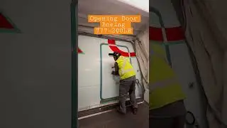 Door opening Boeing 777-200LR #aviation #boeing747 #planespotting #777300er #airport #airplane
