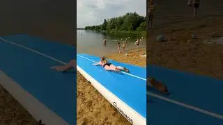Wir bauen eine XXL WASSERRUTSCHE am See! 😵💦mit Itsmisabell und Tom #airtrack #slipandslide #lustig