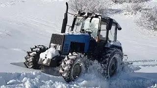 игрушечный трактор застрял в снегу