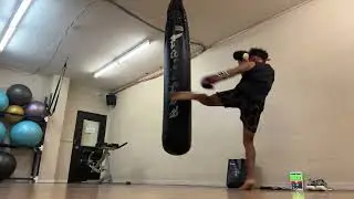 10 minute kickboxing on the Fairtex heavy bag