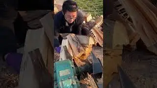 Tr&aelig; knuses i en kraftig maskine 🌲⚙️ #Maskinarbejde #Tr&aelig;bearbejdning #industri