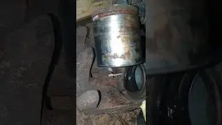 Wyciskanie zapieczonego tłoczka z zacisku tak się to robi sprężonym powietrzem #mechanik #agro #fix