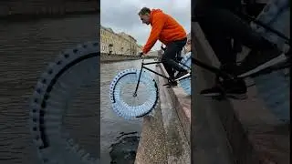 Поехал по воде на велике в Питере! 🚲💦 Езда по каналу на бутылках