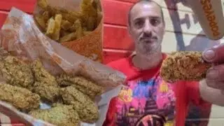 ポパイの新しいチキンウィングを試食する私とテズ