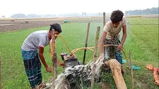 Method of lifting water with machine.See how shallow engines are started.Water pump start process.