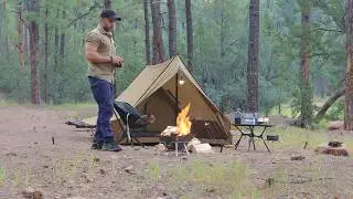 Одиночный кемпинг в лесу, уютный отдых на природе