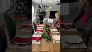 How to set a table for Christmas #tablescapes #tablesetting #christmastablescape #christmasdecor