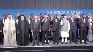 President Xi takes group photo with leaders at the BRICS-Africa Outreach and BRICS Plus Dialogue