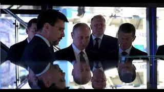 Иннопром-2019. Президенту представили планшет Aquarius с отечественной мобильной ОС Аврора.