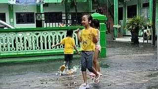 Kakak Sya, Kakak Aul, Kakak Ara, Adek Oza Hujan Hujanan 🌧️🌧️🌧️
