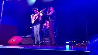 Mika playing the guitar on 'Happy Ending' @ Ronda, TivoliVredeburg (Utrecht) - 13/02/2020