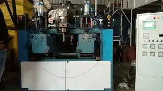 Blow moulding machine and single head double station
