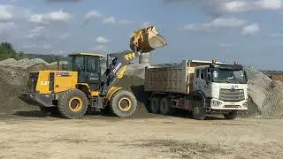XCMG Wheel loader, loading crushed stone material  into Dump trucks.