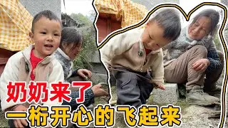 一桁飞奔过去找奶奶，把裤子都跑掉了，越来越懂事