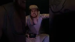 De vraag is, hoe laat Nathan met zijn broek nog aan? 🤔