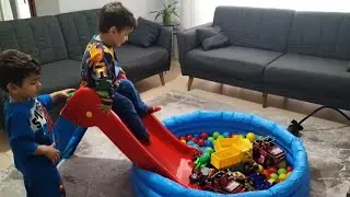 Furkan top havuzu kurdu Faruk bütün arabaları kırmızı kaydırarakdan kaydırdı 
