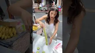 Женщина в белом платье готовит тесто для лепешек.