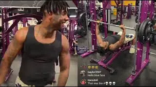 Blueface Bench Presses 225lbs While Program Timing With His Dad In Gym 🏋🏽&zwj;♂️