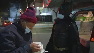 El justiciero de la noche: El Batman que reparte comida en la calle
