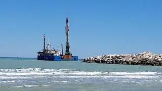 Giornata di mare: pontone al lavoro per ultimare il porto e giochi ingiustamente tolti dall'arenile