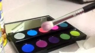 CLEAN YOUR MAKEUP BRUSHES IN SECONDS WITHOUT H20, ALCOHOL O