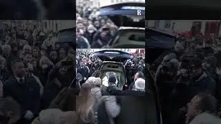 Al funerale di Achille Barosi la madre e gli amici cantano 'Perdutamente' di Achille Lauro