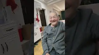 看看这小舅舅和1岁半的外甥女，多可爱啊，你看爷爷看的多幸福