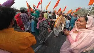 yatra m jhumte huye yatri