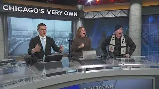 Jim Cornelison leads WGN's Dan Ponce and Robin Baumgarten in singing 'Bear Down, Chicago Bears'