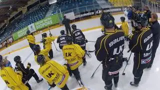 22.8. Frans Tuohimaa treeneiss&auml; kameran ja mikrofonin kanssa