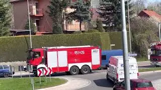 Przejazd straży PSP do pożaru budynku w Młynnem