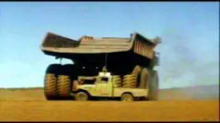 Auto wird von Muldenkipper &uuml;berfahren / dump truck runs over car