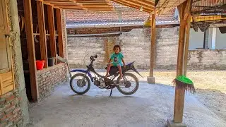Beli Es Pop Ice di Rumah Wangi, Bocah Kecil Lucu Depan SDN 2 Bulu Berbek Nganjuk