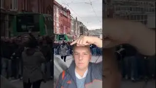 Deutsche Fu&szlig;ball-Hooligans greifen Fotografen in Dublin, Irland an