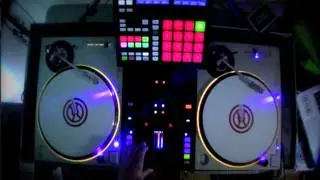 TRAKTOR Z2, LOOP RECORDER, REMIX DECKS + MASCHINE  - DJ OLLIE QUICKMIX DEMO