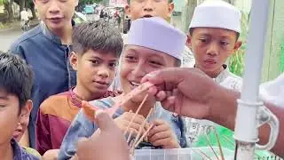 JUMAT BERKAH PAKPOL BORONG HABIS BAKSO TUSUK UNTUK BOCAH YANG SUDAH SELESAI SHOLAT JUMAT