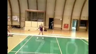 Badminton - slag sl&aring;et fra midtbanen/halvdistancen til net