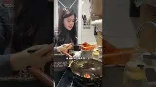 30岁二胎妈妈，约朋友到家里过圣诞节，2个小时准备10菜一汤，以前觉得在外面吃饭很有仪式感，现在却觉得三五好友在家聚会更舒服，愉快的餐桌上，不仅有自己准备的美食，还有笑声和友情的碰……