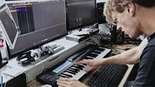 Knut L&oslash;chsen playing keys on 
